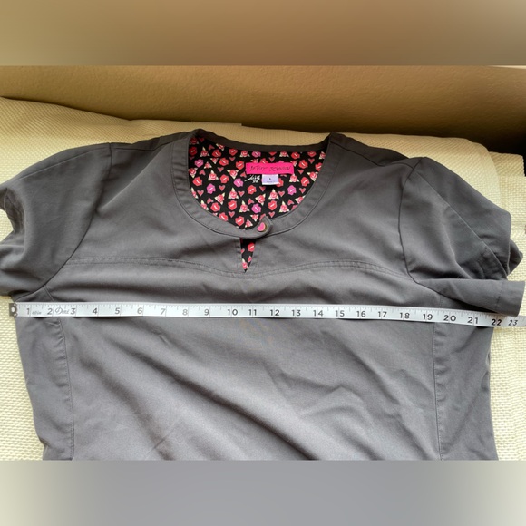 Betsey Johnson Grey Scrub Top with Pink details Large - Picture 5 of 8